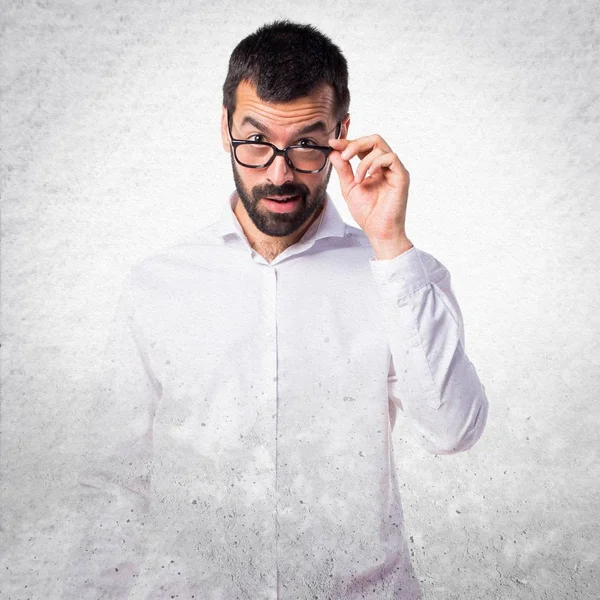 Schöner Mann mit Brille, der etwas zeigt — Stockfoto