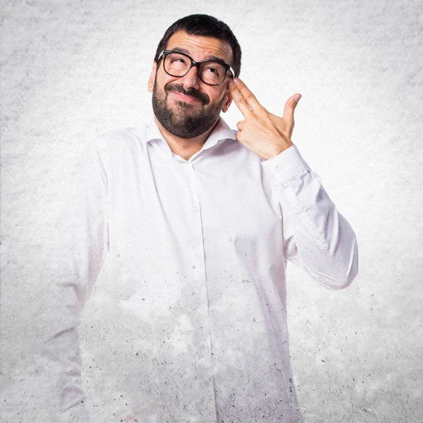 İntihar jest yapma gözlüklü yakışıklı adam