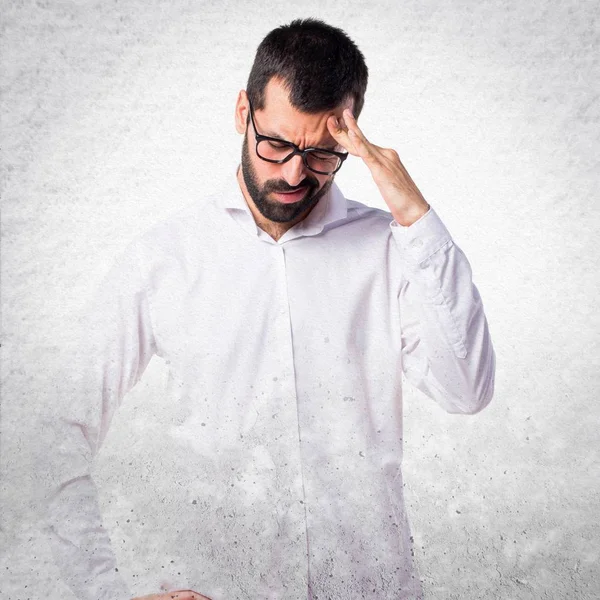 Frustrierter schöner Mann mit Brille — Stockfoto