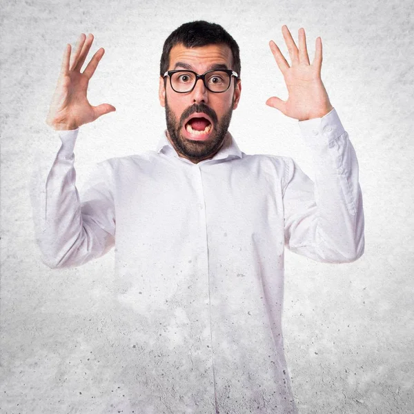 Gözlüklü sinirli yakışıklı adam