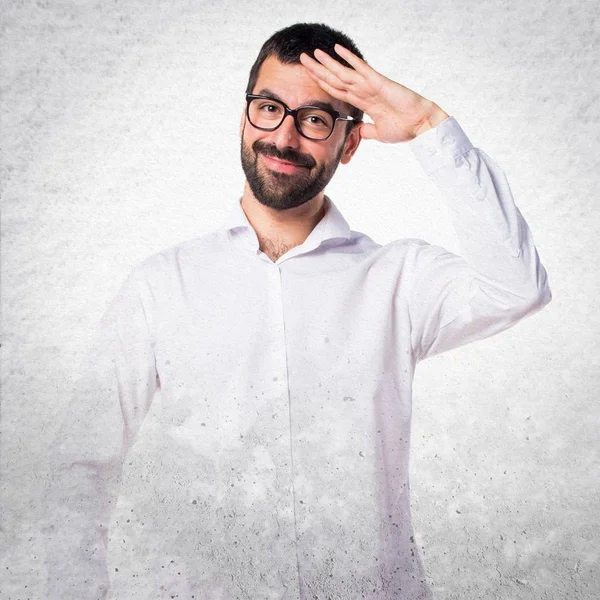 Gözlüklü selamlayan yakışıklı adam