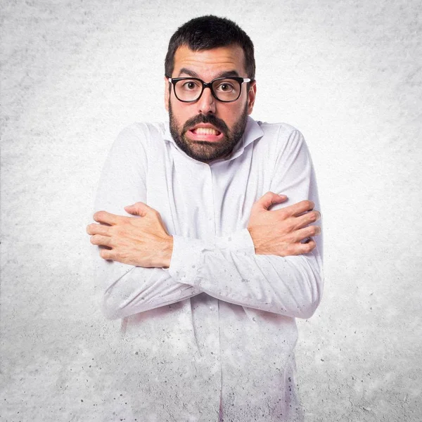 Gözlüklü yakışıklı adam donuyor.