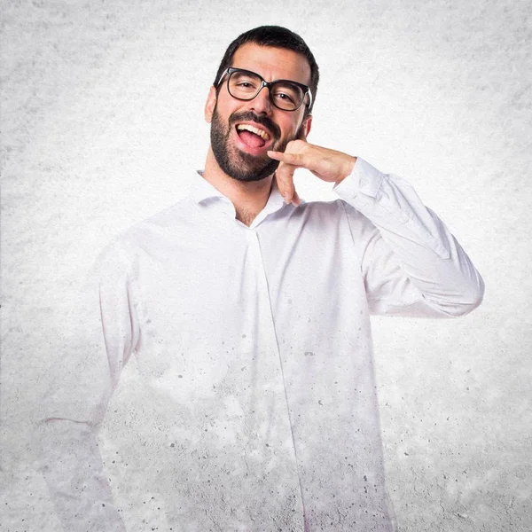 Telefon jest yapma gözlüklü yakışıklı adam