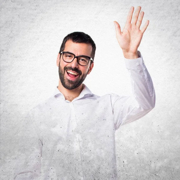 Gözlüklü selamlayan yakışıklı adam