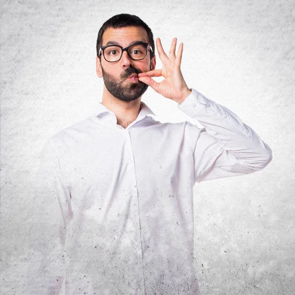 Bello uomo con gli occhiali fare silenzio gesto — Foto Stock