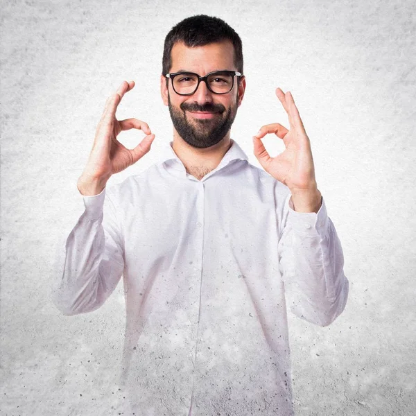 Ok işareti yapma gözlüklü yakışıklı adam — Stok fotoğraf