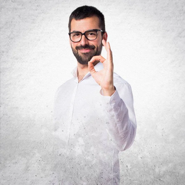 Bello uomo con gli occhiali facendo segno OK — Foto Stock