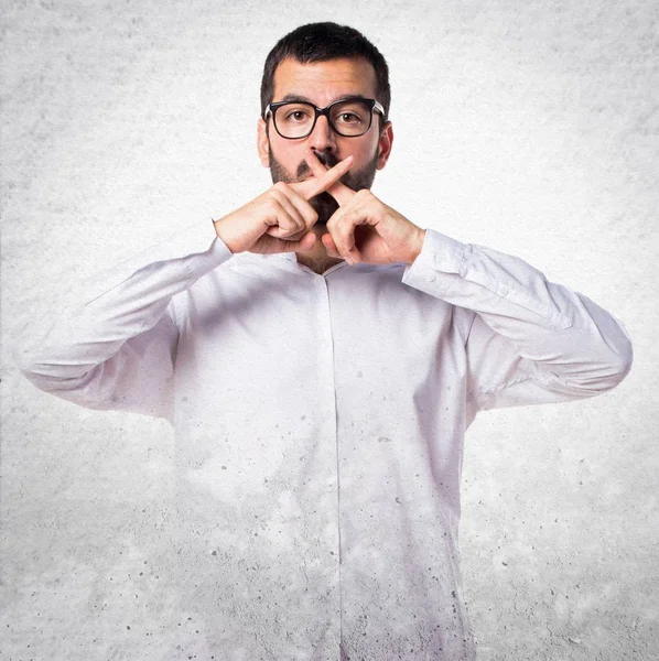 Sessizlik jest yapma gözlüklü yakışıklı adam