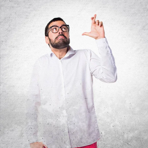 Geçiş parmaklarıyla gözlüklü yakışıklı adam