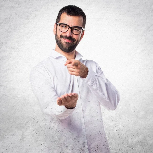 Gözlüklü bir şey tutan yakışıklı adam