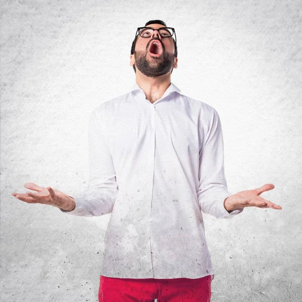 Zen pozisyonda gözlüklü yakışıklı adam