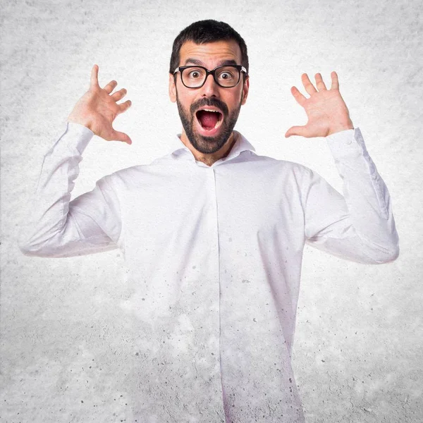 Yakışıklı adam gözlüklü sürpriz jest yapıyor