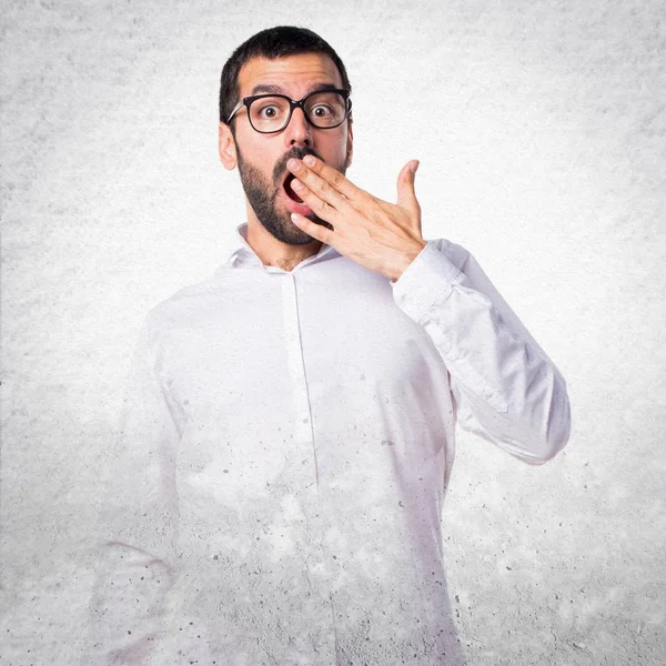 Yakışıklı adam gözlüklü sürpriz jest yapıyor