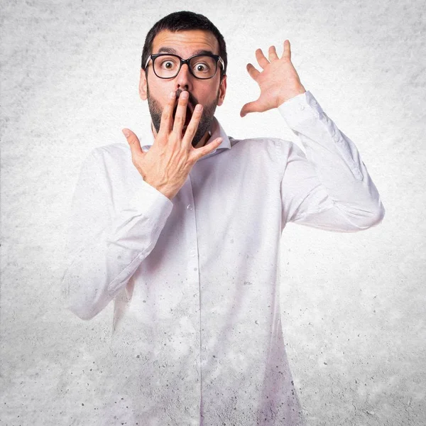 Yakışıklı adam gözlüklü sürpriz jest yapıyor