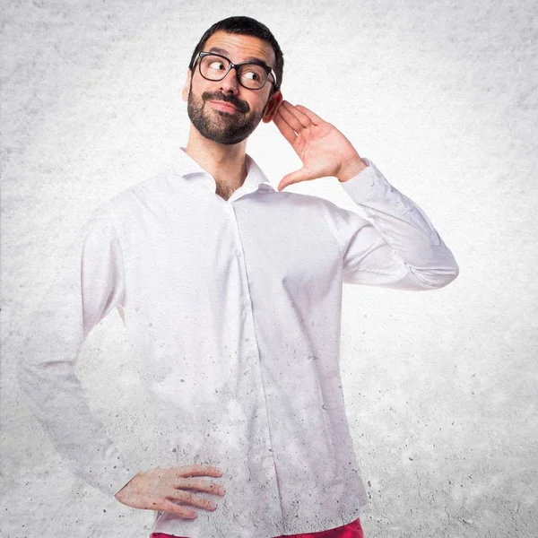 Gözlüklü bir şey dinlerken yakışıklı adam