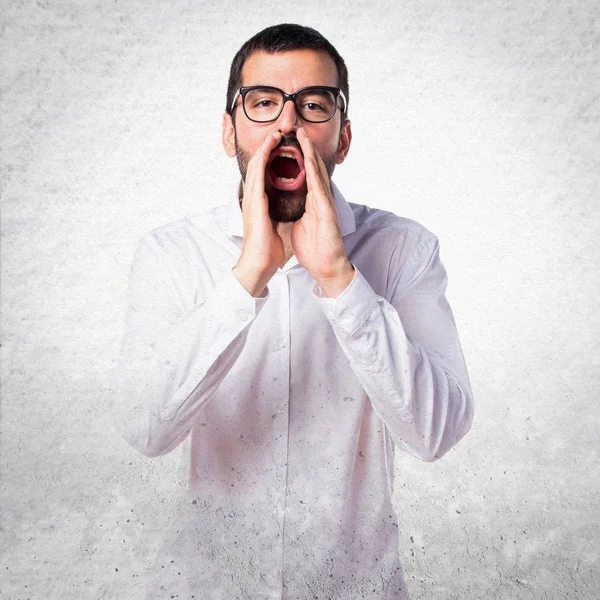 Schöner Mann mit Brille schreit — Stockfoto