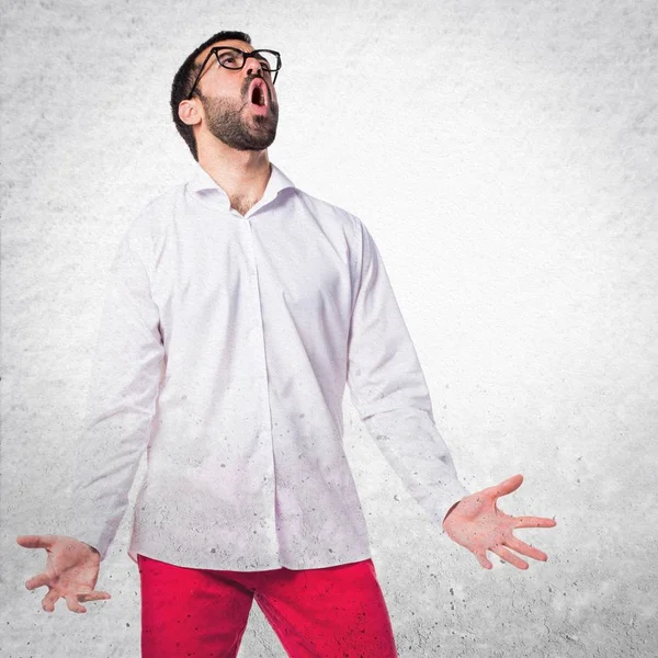 Hombre guapo enojado con gafas gritando —  Fotos de Stock