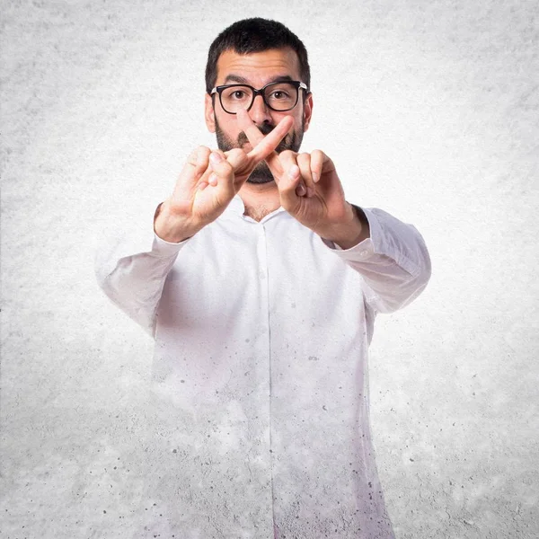 Hiçbir hareketi yapıyor gözlüklü yakışıklı adam