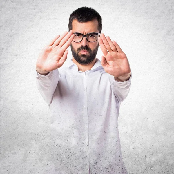 Dur işareti yapma gözlüklü yakışıklı adam