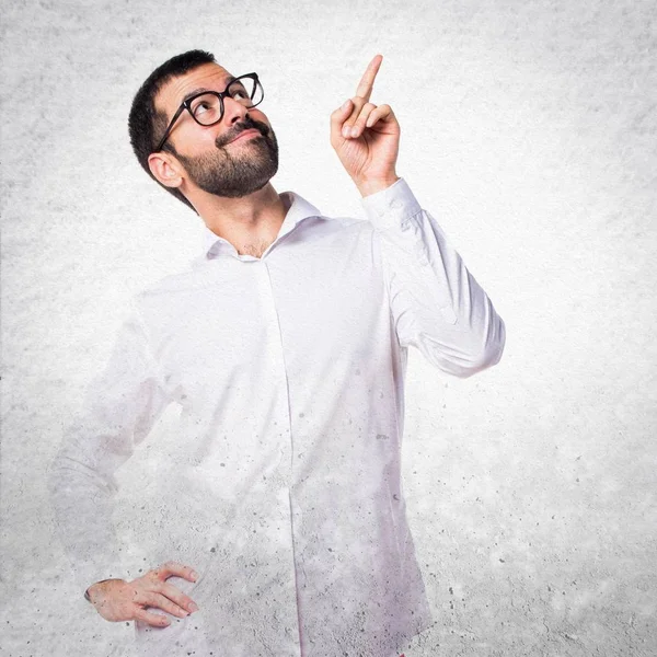 Yukarı dönük gözlüğü olan yakışıklı adam