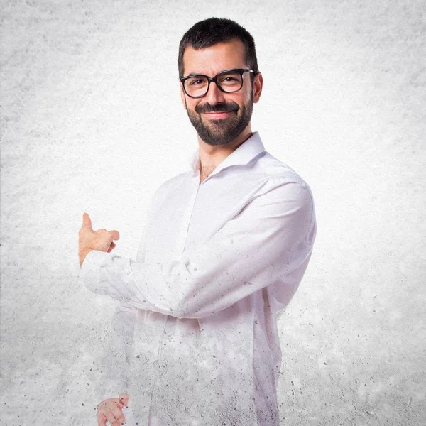 Schöner Mann mit Brille, der nach hinten zeigt — Stockfoto