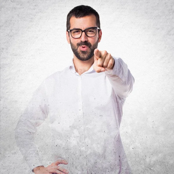 Lateral için işaret gözlüklü yakışıklı adam