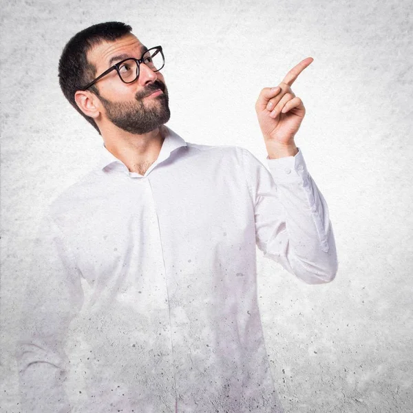 Gözlüklü düşünüyorum yakışıklı adam