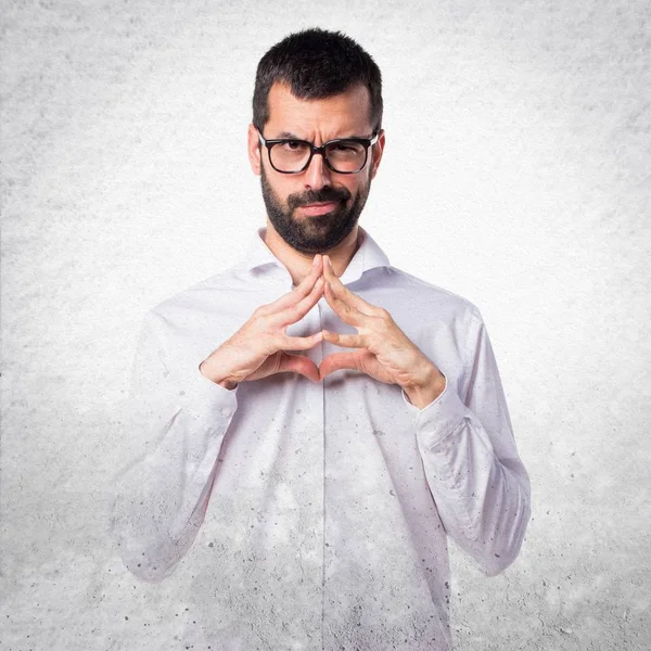 Gözlüklü düşünüyorum yakışıklı adam