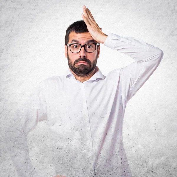 Şüpheleri gözlüklü yakışıklı adam