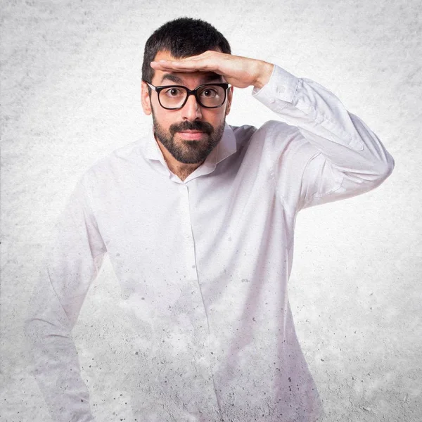 Bonito homem com óculos mostrando algo — Fotografia de Stock