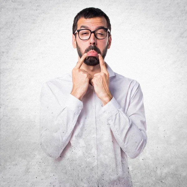 Üzgün yakışıklı adam gözlüklü