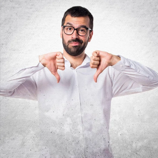 Kötü sinyal yapıyor gözlüklü yakışıklı adam