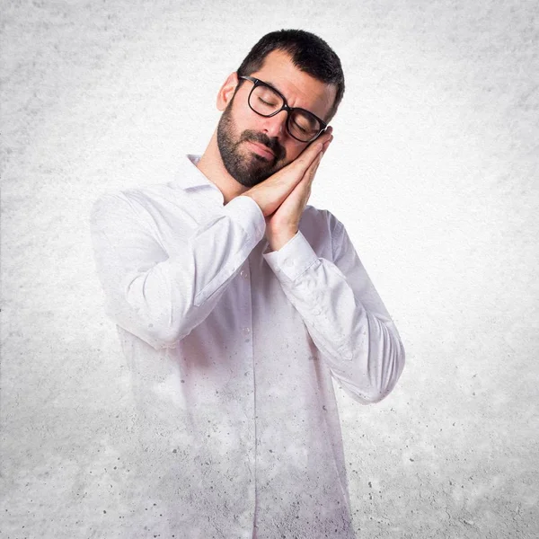 Uyku jest yapıyor gözlüklü yakışıklı adam