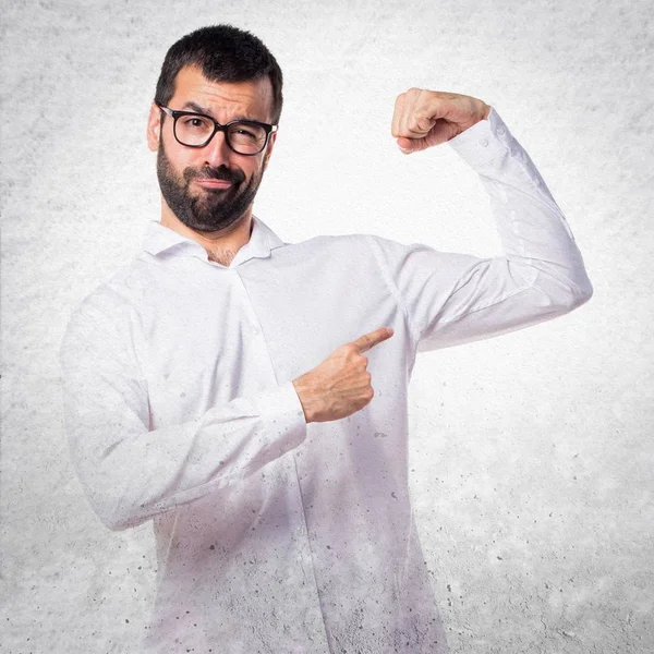 Hombre guapo con gafas haciendo un gesto fuerte — Foto de Stock