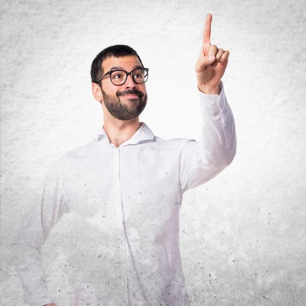 Hombre guapo con gafas tocando en pantalla transparente —  Fotos de Stock