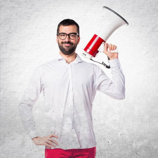 Gözlüklü megafon tarafından bağırarak yakışıklı adam