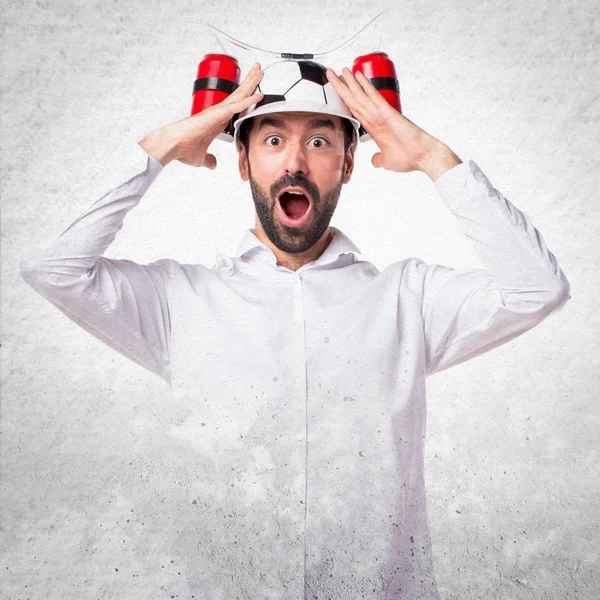 Bira futbol-şapka ile şaşırmış deli adam