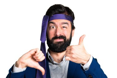 Çılgın ve sarhoş işadamı iyi-kötü işaret yapma