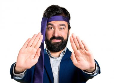 Çılgın ve sarhoş işadamı dur işareti yapmak