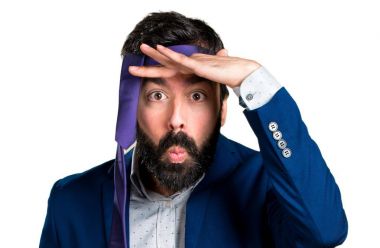 Çılgın ve sarhoş bir işadamı bir şeyler gösteriyor