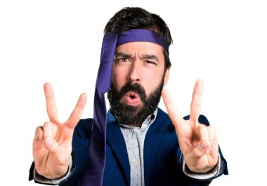 Çılgın ve sarhoş işadamı zafer jest yapma