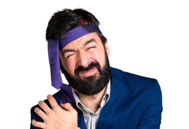 Çılgın ve sarhoş işadamı omuz ağrısı ile