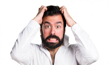 Sakallı sinirli yakışıklı adam