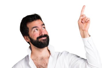 Yukarı dönük sakallı yakışıklı adam