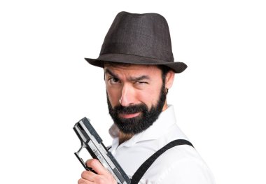 Bir tabanca ile sakallı hippi adam