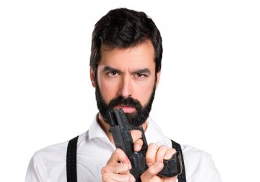 Bir tabanca ile sakallı hippi adam