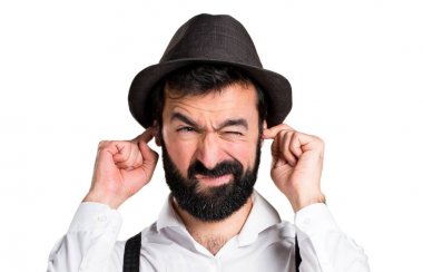 Kulakları kapsayan sakallı hippi adam