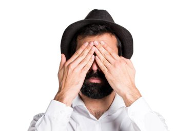 Gözlerini kapsayan sakallı hippi adam