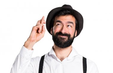 Geçiş parmaklarıyla sakallı hippi adam