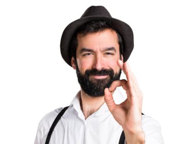 Ok işareti yapma sakallı hippi adam